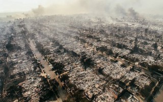 Hoang tàn khung cảnh nhìn từ trên cao của nơi từng xa hoa bậc nhất Los Angeles, 100.000 người buộc phải sơ tán trong thảm họa