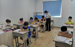 Phụ huynh lên tiếng: Chừng nào con tôi và nhiều em khác vẫn phải vừa ăn bánh Chưng vừa làm bài tập Tết thì cấm dạy thêm là biện pháp nửa vời!
