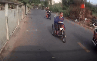 Hành động hỗn hào với người đàn ông tật nguyền, 2 thanh niên được dự đoán sớm "lên phường"
