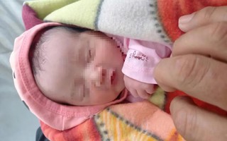 Bé gái sơ sinh còn nguyên dây rốn nằm trong túi xách bỏ rơi bên vệ đường