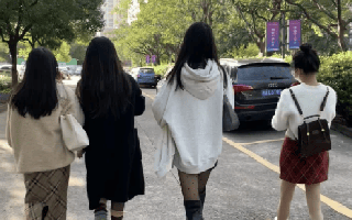 Bức ảnh chụp bóng lưng của 4 nữ sinh hot rần rần, netizen xem xong cảm thán: "Đoán được phần nào tương lai của họ rồi"