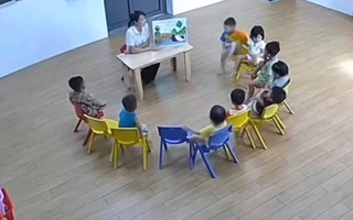 Sợ con ở lớp cực khổ, mẹ lo lắng đứng ngồi không yên, check camera thấy cảnh này liền nhắn tin gấp cho cô giáo