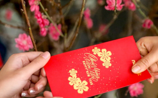 Lì xì cho 3 con nhà anh chị 200 nghìn đồng/cháu, đến lượt con tôi rút thăm phong bao được 5 nghìn đồng - Cả nhà lăn ra cười, còn tôi giận run người