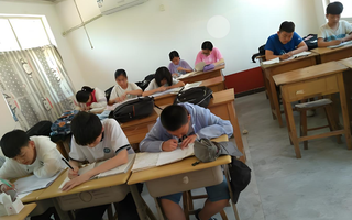 Phụ huynh Hà Nội chia sẻ: "Cảm ơn đã dừng học thêm! Con tôi từ "em chã" giờ biết tự đi xe bus và nấu cơm 3 món!"
