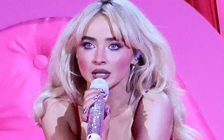 Mang chuyện 18+ lên sân khấu, nữ ca sĩ bị khán giả giận dữ: "Nhảy như vũ nữ thoát y"