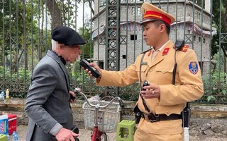 Uống 3 cốc bia rồi đi xe đạp, cụ ông ở Hà Nội bị xử phạt vi phạm nồng độ cồn
