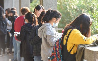 Bà mẹ U40 gây bão khi phán: "Học thêm đang 'hủy hoại' con trẻ, thay vì ép đạt điểm tuyệt đối thì hãy giúp chúng lật 3 lá bài này"