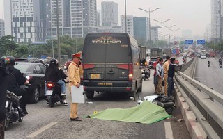 Hà Nội: Người phụ nữ điều khiển xe máy tử vong sau khi va chạm với xe khách 16 chỗ