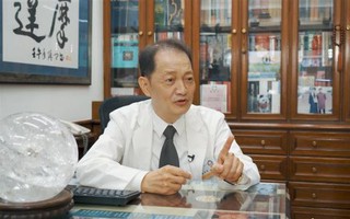 Vị bác sĩ mắc lần lượt 4 loại ung thư khác nhau trong vòng 20 năm, hối hận vì từ nhỏ đã ăn uống theo 1 kiểu này