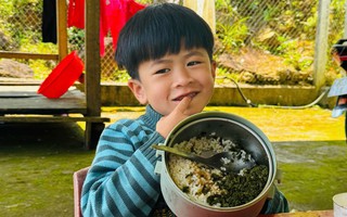 Xót xa bữa cơm trưa của học sinh vùng cao Quảng Ngãi