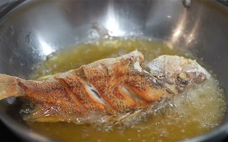 Mẹo rán cá không dính chảo, giòn rụm thơm ngon