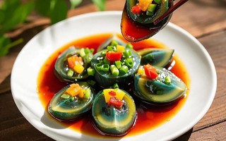 Nếu mê ăn món trứng bắc thảo nhưng không biết cách làm hết tanh, hết chát: Thêm 3 gia vị này để thơm ngon