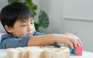 Người IQ càng cao càng dễ đau khổ: Đọc xong nghiên cứu này, cha mẹ liệu có làm mọi cách khiến con thông minh hơn?