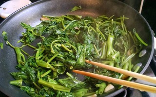 Người Nhật cực thích món rau "quốc dân" này của người Việt, sẵn sàng mua giá "trên trời", là thứ giúp hạ đường huyết tự nhiên