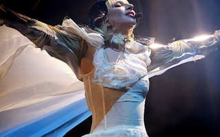Lady Gaga "đốt cháy" sân khấu Coachella 2025: 5 mẹo để cô giữ dáng và khỏe đẹp ở tuổi 39