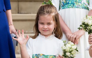 Công chúa Charlotte giống hệt em họ của Thân vương  trong bức ảnh cũ gây sốt