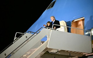 Ông Trump tổ chức sinh nhật cho vợ trên chuyên cơ
