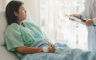 Lao động nữ nghỉ việc để dưỡng thai theo chỉ định của bác sĩ có bị cho thôi việc? Chế độ thai sản ra sao?