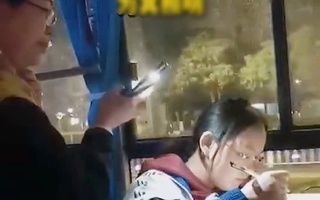 Người phụ nữ có hành động bất ngờ với nhóm học sinh trên xe buýt, cả xe vỗ tay ủng hộ
