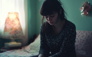 Chị chồng in tin nhắn giả rồi rải tờ rơi khắp xóm để vu vạ cho em dâu ngoại tình