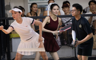 Hiền Hồ lộ nhan sắc thật trên sân pickleball, học trò và tình cũ Hương Giang trực tiếp đối đầu