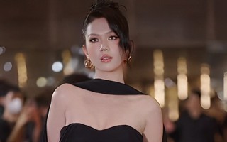 Ngọc Trinh mặc xuyên thấu phản cảm