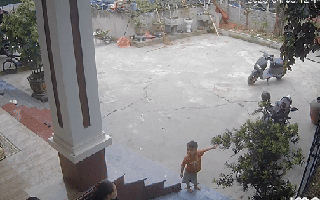 Bé trai 3 tuổi nhanh trí cứu bạn đuối nước hút triệu view, câu chuyện về cậu bé dũng cảm khiến nhiều người xót xa