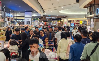 Biển người ùn ùn kéo tới Trung tâm thương mại vui chơi, mua sắm ngày giỗ Tổ Hùng Vương