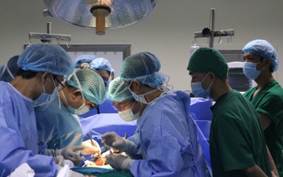 Bệnh viện tuyến tỉnh cùng lúc thực hiện 2 ca ghép thận từ người cho chết não