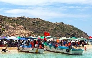 Mô tô nước lao vào bờ, một cháu bé thiệt mạng