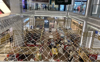 Một TTTM chung chủ với Vạn Hạnh Mall cũng bất ngờ lắp đặt tấm lưới bảo vệ, thu hút sự chú ý của đông đảo dân tình