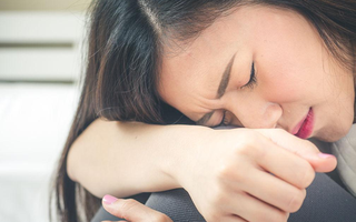Đưa cháu trai đi công viên, cháu chỉ lên tòa nhà cao tầng và nói một câu khiến tôi chết lặng, lòng như lửa đốt