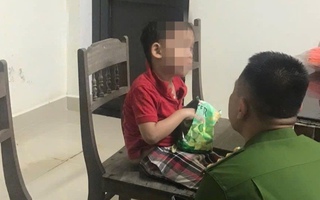 Công an giúp bé trai lạc mẹ khi đi tắm biển kỳ nghỉ lễ 30/4 ở Huế