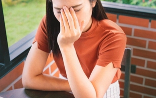 Bố chồng đưa 200 triệu, yêu cầu tôi ký giấy khước từ tài sản, tôi bật cười đưa ra tờ giấy xét nghiệm làm ông hoảng loạn