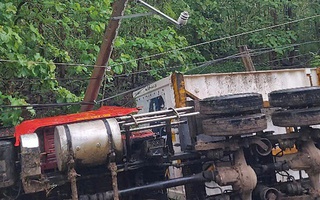 Đồng Nai: Đến trưa 10-5, sau ngập sâu, cây ngã, xe lật là tình trạng mất điện ở nhiều nơi