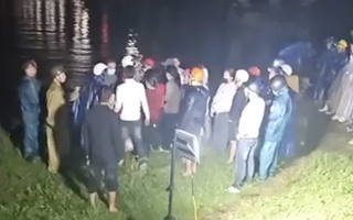 Nghi án người mẹ bỏ lại con gái lớn trên cầu, ôm con gái nhỏ nhảy sông