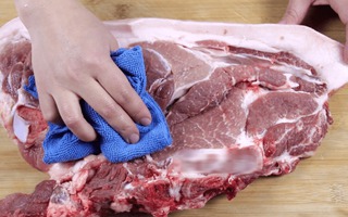 Đi chợ thấy người bán liên tục dùng giẻ lau thịt heo: 90% người biết nhưng không hiểu ý nghĩa