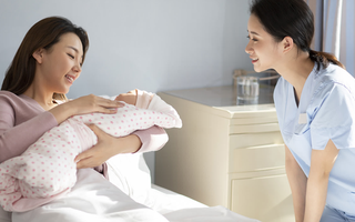 Em chồng mưu mô chuyên bày trò chơi khăm, không ngờ khi tôi đi đẻ, em gào lên một câu mà tôi đang đau cũng phải bật cười