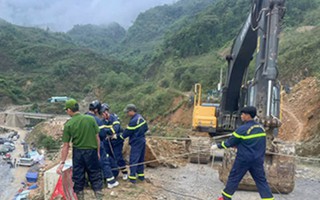 Bới đất, gạt đá tìm kiếm nạn nhân mất tích trong vụ sạt lở ở Lai Châu
