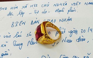 Nhặt được nhẫn vàng gắn đá quý trong túi rác