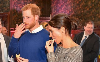 Meghan Markle bị cáo buộc mắng chửi nhân viên phục vụ tiệc đến mức Nữ vương Elizabeth phải can thiệp