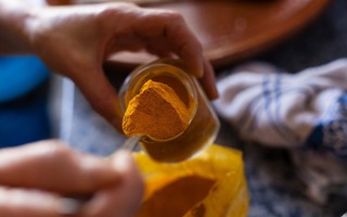 Dùng nghệ sau 2 tuần, cơ thể liền có sự thay đổi kỳ diệu: Từ chống viêm, đảo ngược gan nhiễm mỡ đến làn da bừng sáng