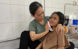 Ánh mắt cầu cứu của bé gái 10 tuổi phải trải qua 2 ca đại phẫu đau đớn vì bệnh quái ác