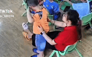 Hai cô trò ôm nhau tình cảm trong lớp mầm non, nhưng chỉ 1 giây sau "thảm họa" bất ngờ ập đến