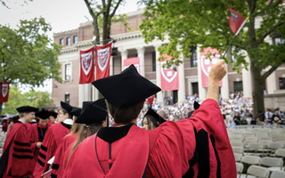Chuyện gì đang xảy ra với Harvard?