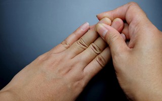Nhìn tay đo tuổi thọ: Ai có 5 dấu hiệu này trên ngón tay thường sống rất lâu!
