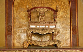 Cận cảnh ngai vàng triều Nguyễn hơn 200 năm tuổi vừa bị đập gãy
