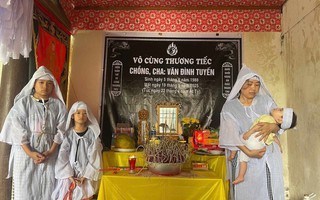 Xót xa cảnh con gái 10 tháng tuổi trong đám tang của người cha vừa qua đời đột ngột