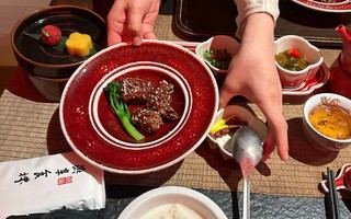 Khách Việt ấn tượng với trải nghiệm ở quán lẩu Trung Quốc, nhận xét: "Vua chúa cũng chỉ đến thế là cùng!"