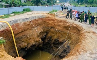 VIDEO: Hình ảnh cuối cùng của người đi xe máy trước khi lao xuống "hố tử thần" mất tích